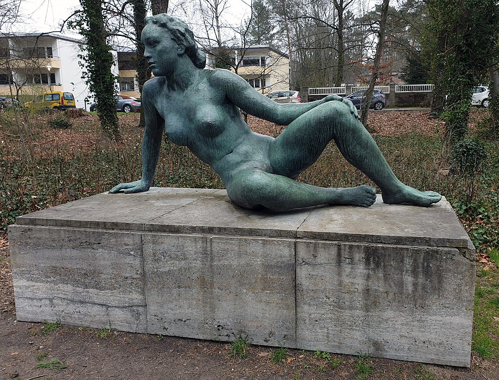 Skulptur_Georg-Kolbe-Hain_(Westend)_Ruhende_Frau&Georg_Kolbe&1939_41.jpg