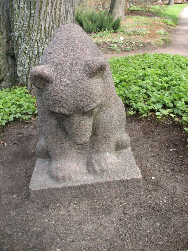 Skulptuurid-Botaanikaaias-Anton-Starkopf.-Tukkuv-karu.jpg