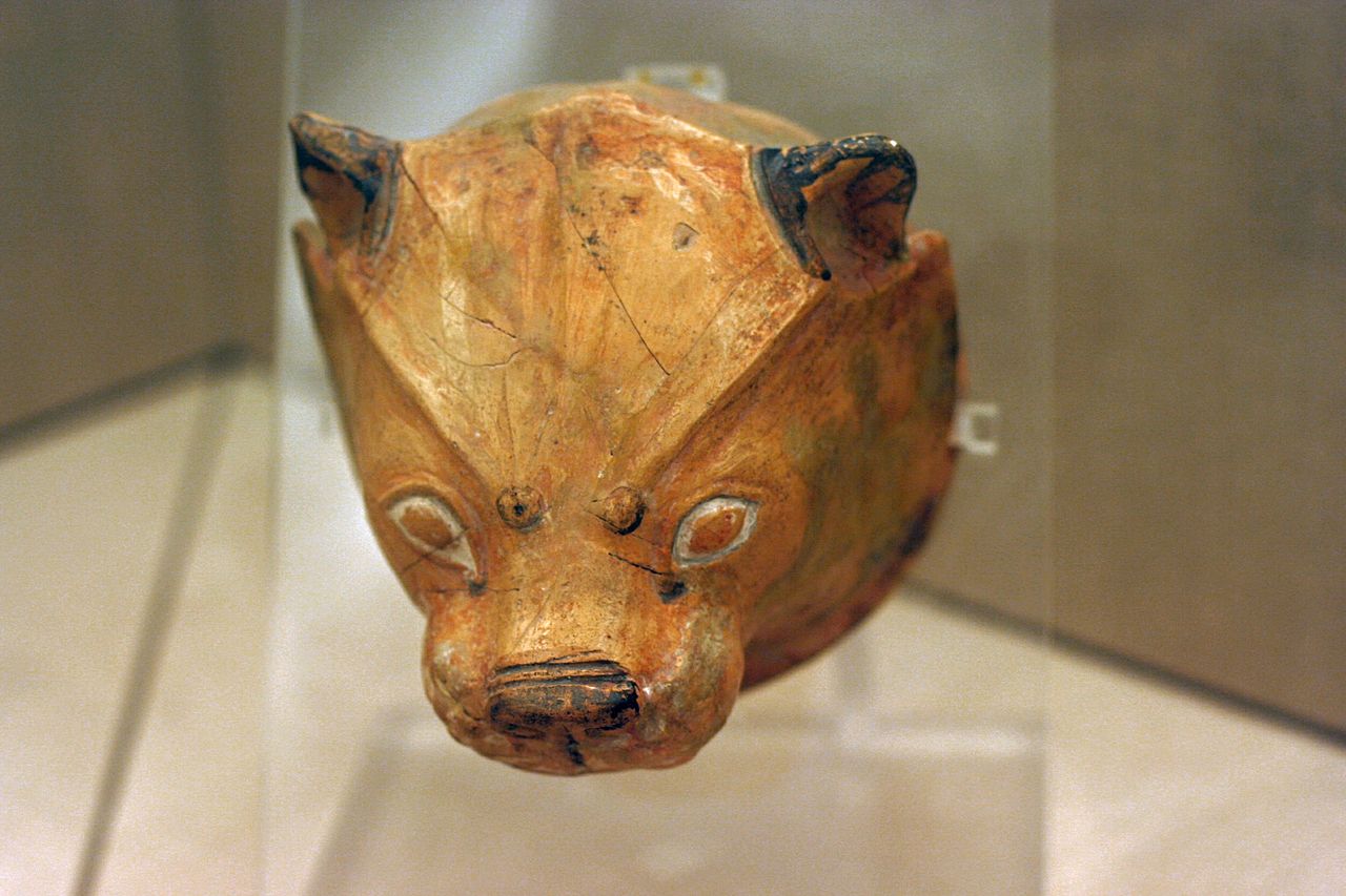 Small_terracotta_Rhyton_lion\'s_head_painted_1700-1600_BC,_PMTh_315_0503199.jpg
