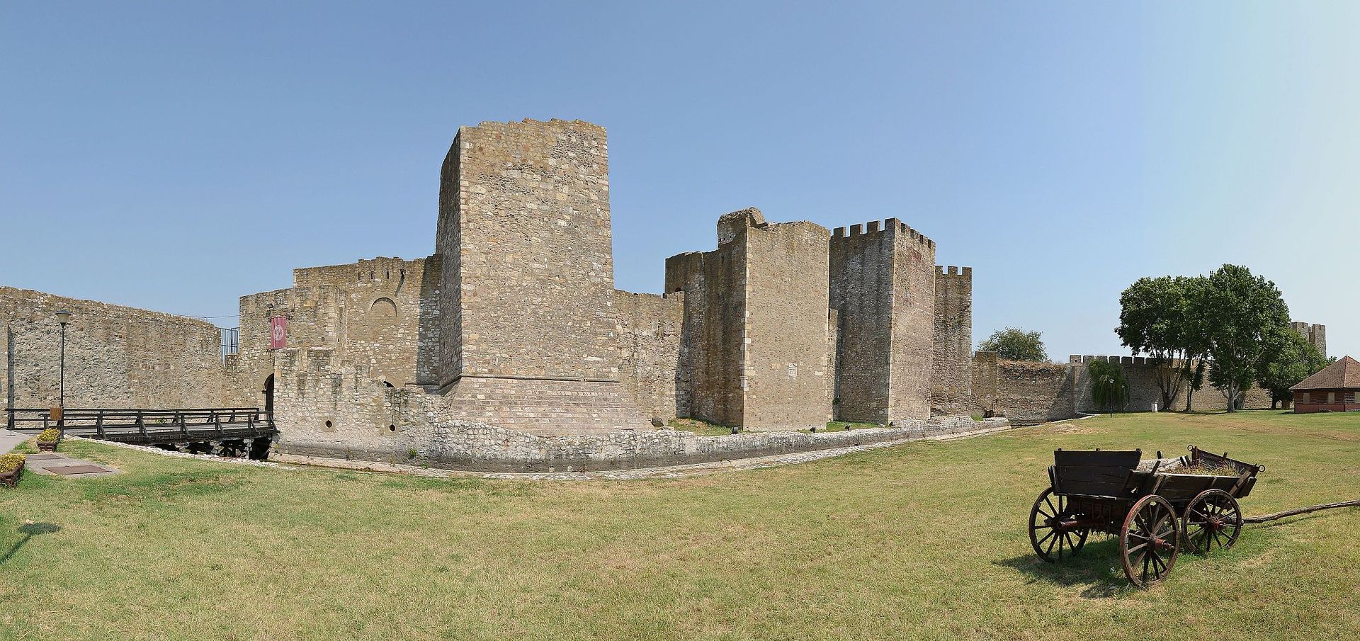 Smederevo_fortress_(Smederevska_tvrđava)_-_pano.JPG