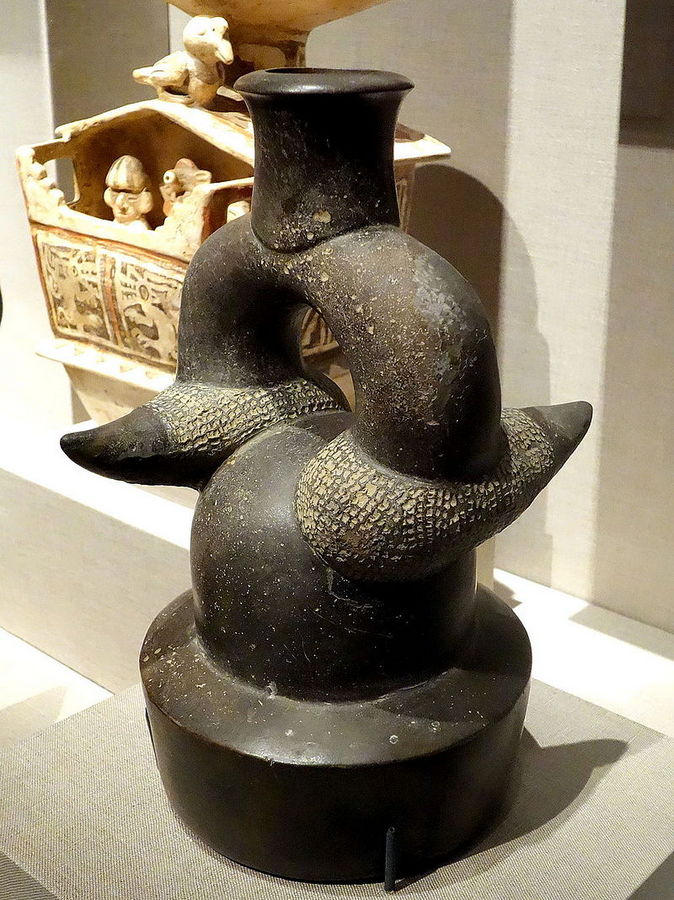 Stirrup-spouted_vessel,_Peru,_Chavin,_900-300_BC,_earthenware_and_pigment.JPG