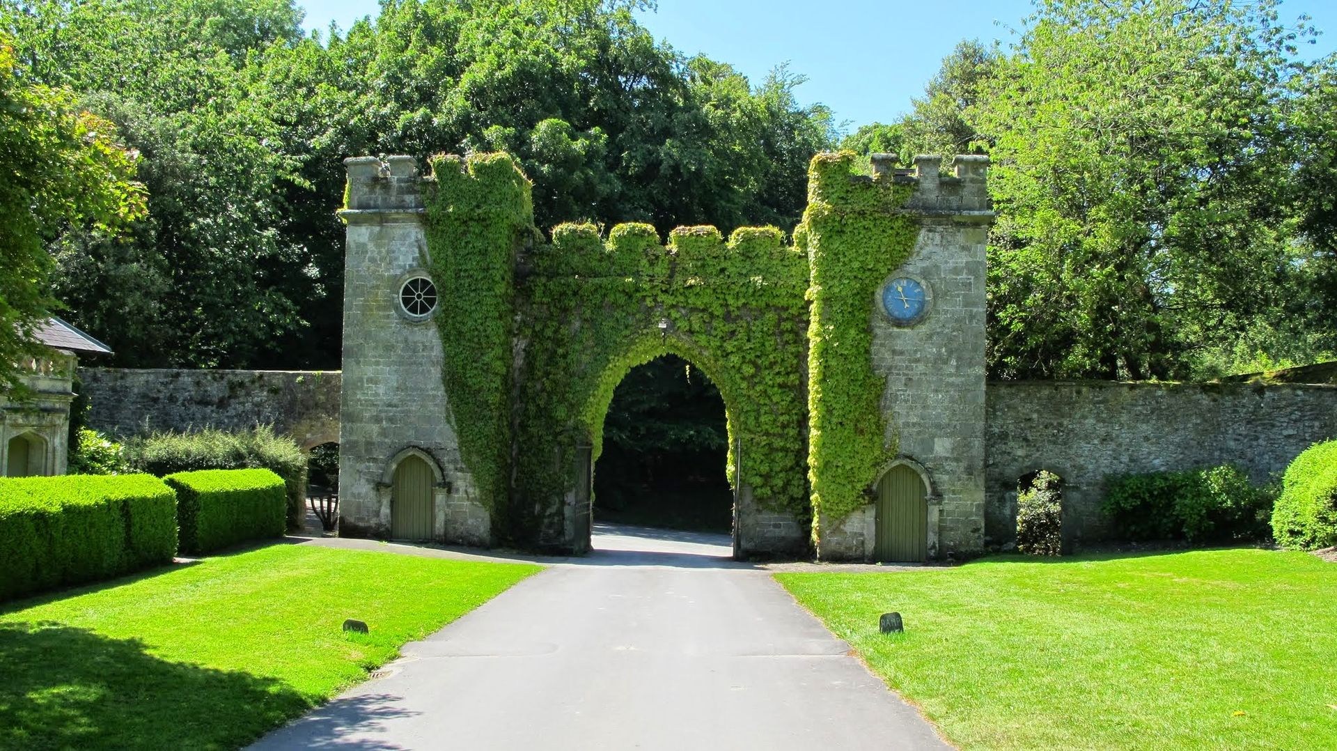 Stourton,_Warminster_BA12,_UK_-_panoramio_(2).jpg