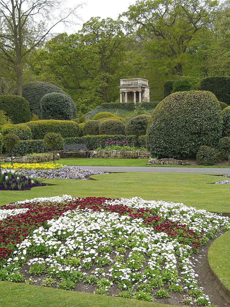 Summerhouse_Brodsworth_-_panoramio.jpg
