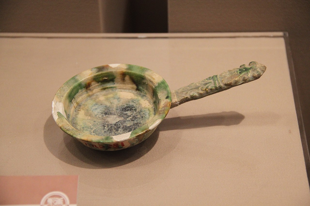 Tang_Sancai_from_Satellite_Tomb_(9908078125).jpg