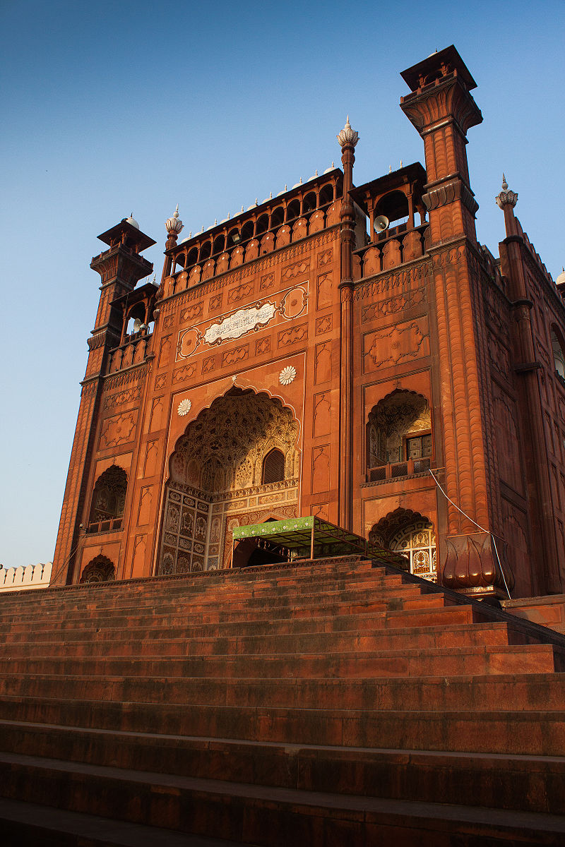 The_Royal_Gate_-_Badshahi_Mosque_01.jpg