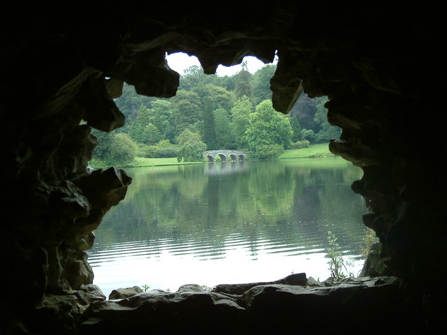 The_Turf_Bridge,_Stourhead_-_geograph.org.uk_-_206992.jpg