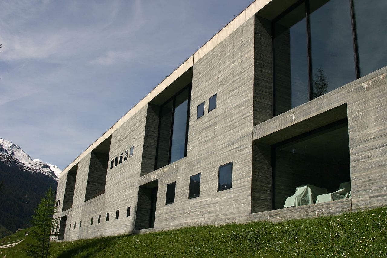 Therme_Vals_wall_structure,_Vals,_Graubünden,_Switzerland_-_20040530.jpg
