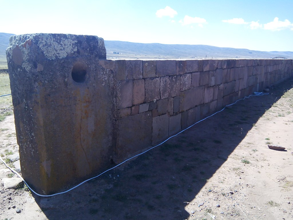Tiwanaku,_Bolivia_(36765794772).jpg