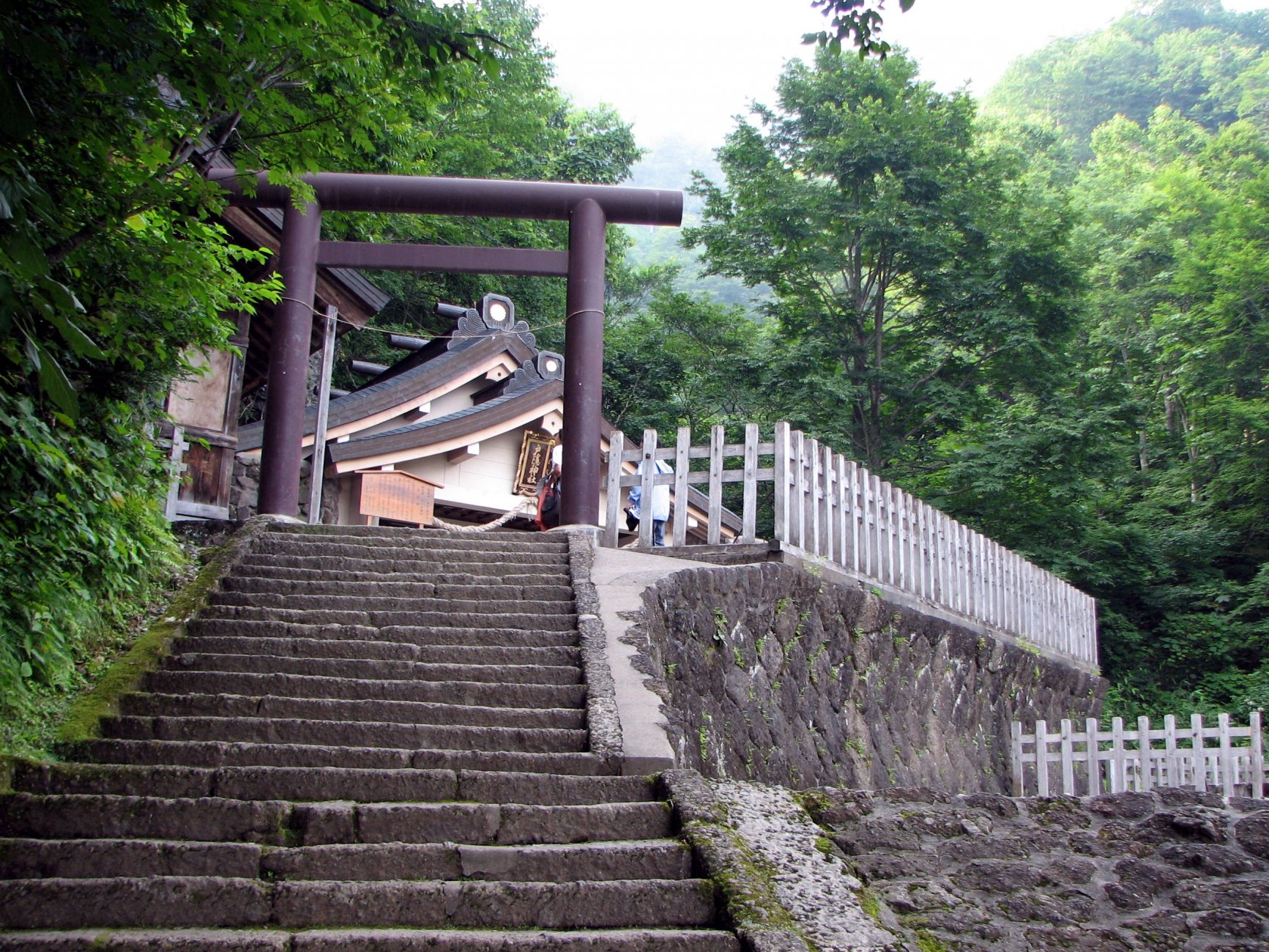 Togakushi_shrine_upstair_view.jpg