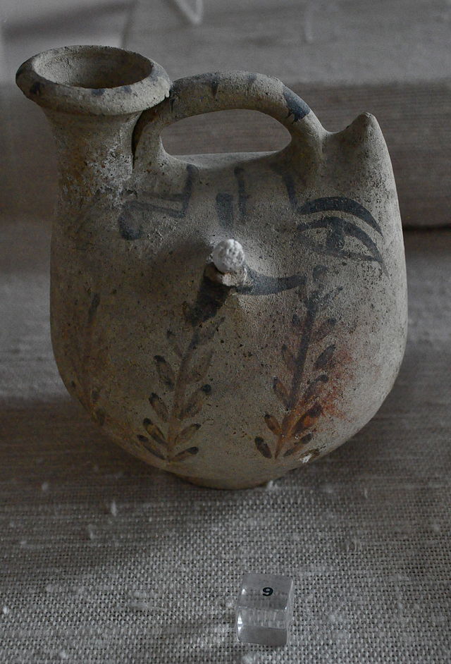 Vase_biberon_carthage_museum.jpg