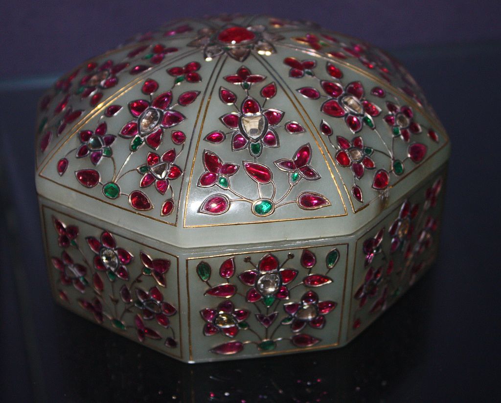 WLA_vanda_Octagonal_box_and_cover.jpg