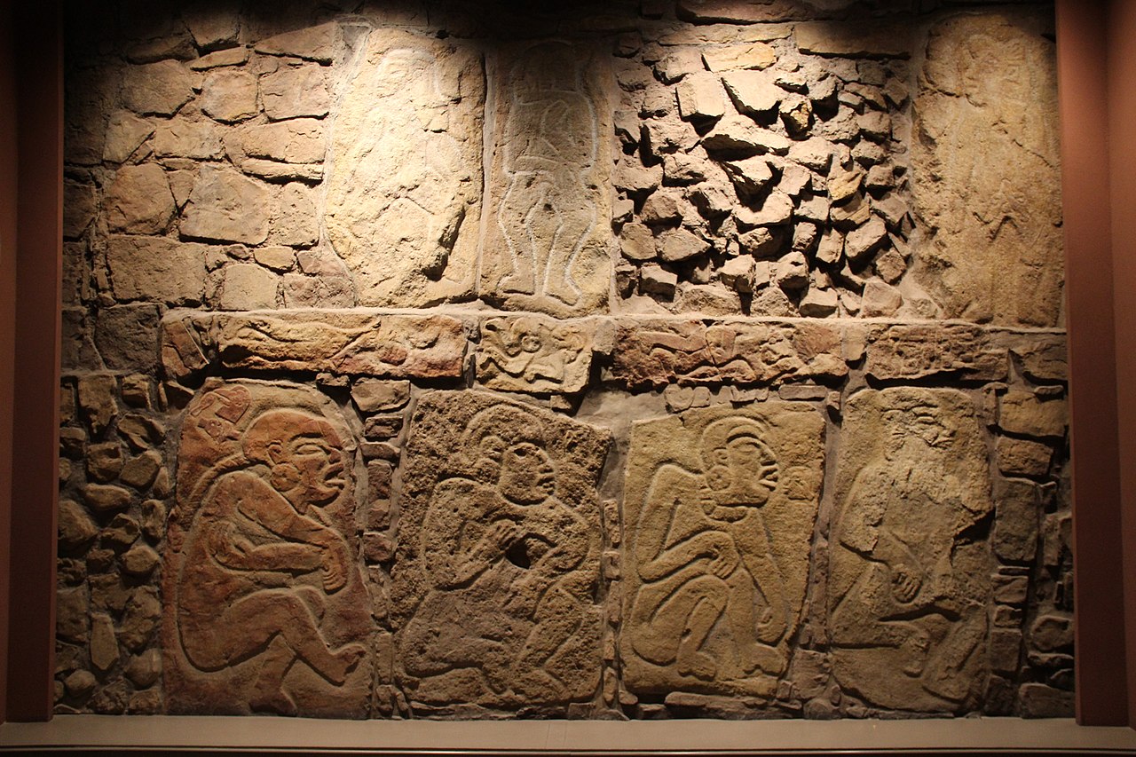 Zapotec_Dancers,_Monte_Alban,_c._600_BC,_Replica_of_Wall_of_Building_of_the_Dancers.jpg