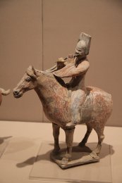 Tang_Painted_Pottery_Figure_from_Satellite_Tomb_(9908061186).jpg
