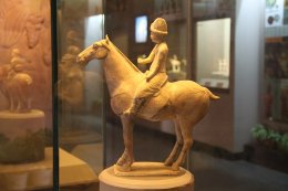 Tang_Terracotta_Hu_Figurine_(9908185105).jpg