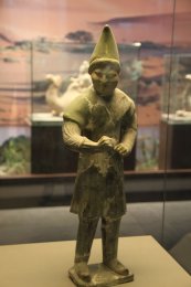 Tang_Terracotta_Hu_Figurine_(9909547256).jpg