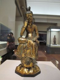 Periodo_asuka,_bodhisattva_seduto_con_una_gamba_pendente,_VII_sec.JPG