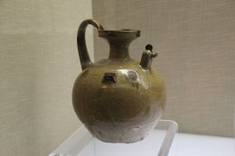 1280px-Eastern_Jin_Chicken_Spout_Jar.jpg