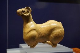 东晋瓯窑青釉褐彩瓷羊1.jpg