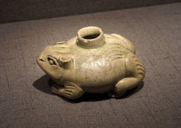 东晋越窑蛙形水盂.jpg
