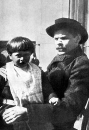 Вадим Андреев на коленях у Горького. Капри, 1907 год_.jpg