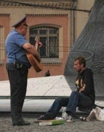 Милиционер играет бомжу.jpg
